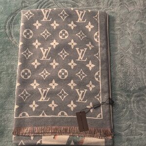 Louis Vuitton Monogrammed Gray and Cream Scarf